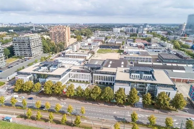 Luchtfoto van het Kessler Park kantorencomplex in een stadsomgeving met gebouwen en groenstroken.